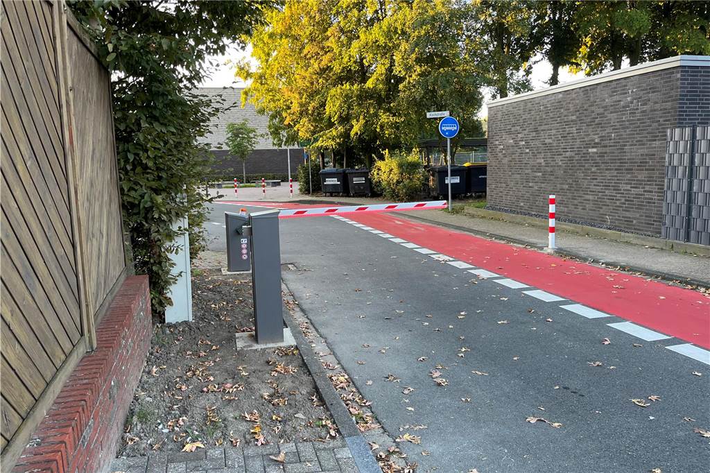 Schranke an Wieschhofschule: Eltern parken jetzt an Kirche und Markt Auf der Schulstraße ist wegen der Schranke wenig los.