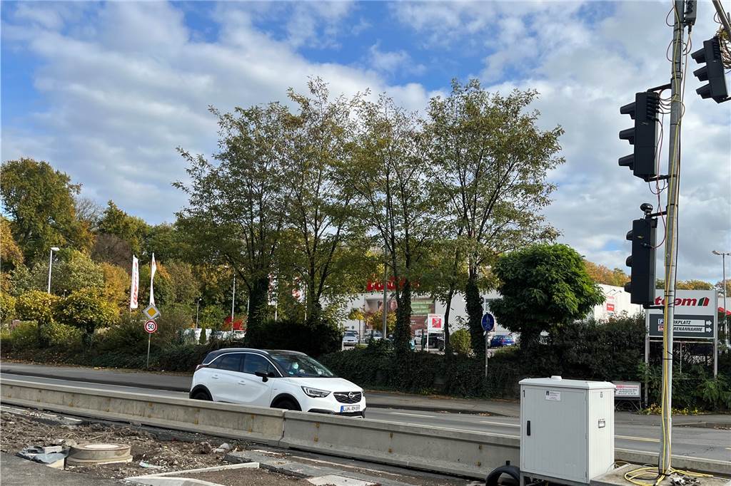 Graffiti ziert neue Lärmschutzwand an B54-Baustelle: Diskussion auf Social Media schweift schnell ab Auf der Seite des toom-Baumarkt kommt eine weitere, 280 Meter lange Lärmschutzwand (Archivbild).