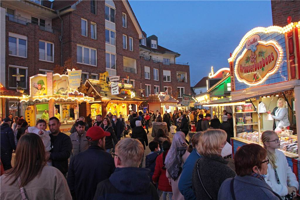 Werner Feuerwehr wechselt zur Sim-Jü-Kirmes in Ausnahmemodus Eine Menschmasse auf der Sim-Jü-Kirmes.