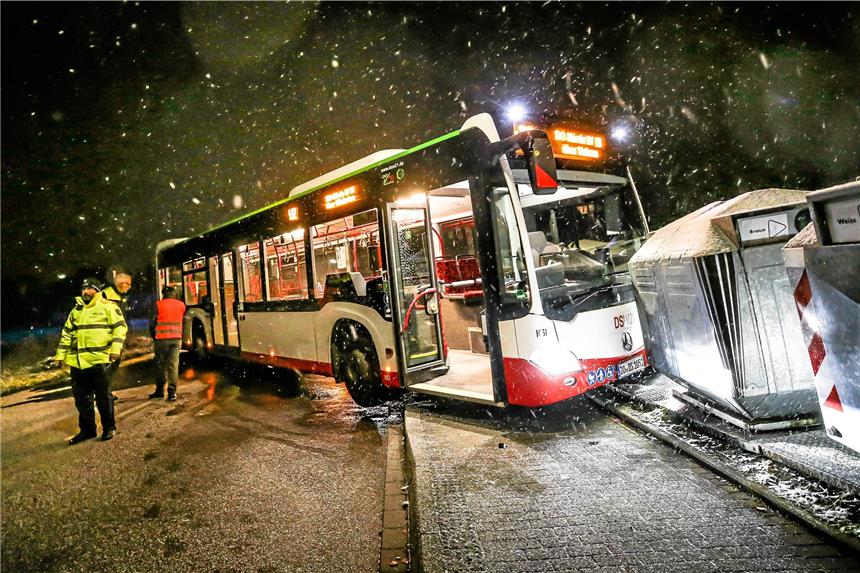 Glätte und Schnee: Fast 200 Unfälle in Dortmund Auf der spiegelglatten Syburger Straße kam ein Bus von DSW21 am Freitagabend ins Rutschen. Er rammte einen Container und blockierte querstehend mehr als anderthalb Stunden die Straße.