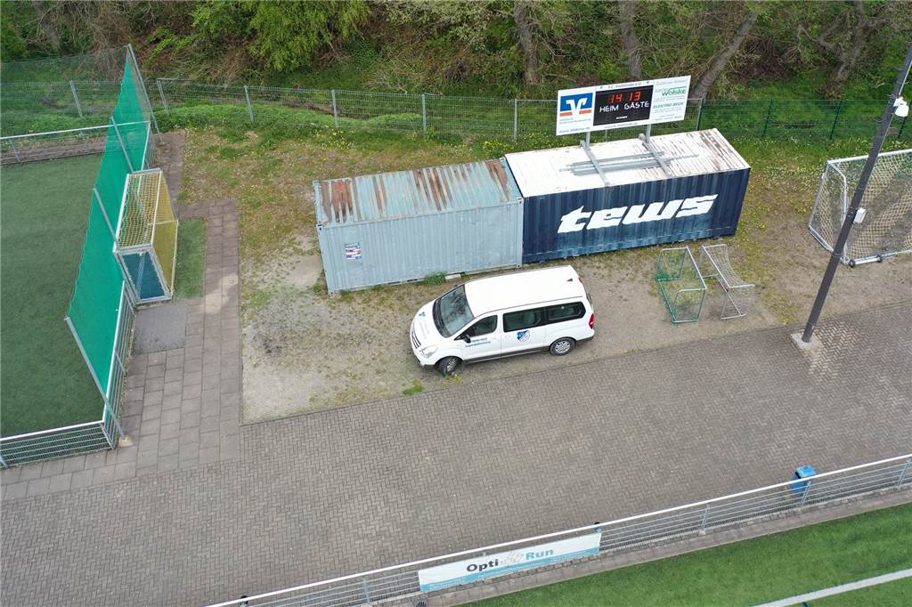 Vorsitzender des FC Frohlinde hat Pläne für Tribüne an der Mittellinie Auf der Sportplatzseite gegenüber den Trainerbänken wird womöglich bald eine Tribüne beim FC Frohlinde entstehen. Diese soll auf den beiden Containern, die hinter der Barriere stehen, aufliegen.
