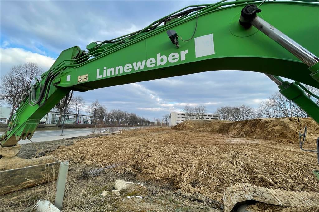 Neue Bürogebäude für 77 Millionen Euro entstehen an der B1 Auf der Stadtkrone Ost wird jetzt die letzte Baulücke geschlossen. Im Hintergrund (r.) das ADAC-Gebäude.