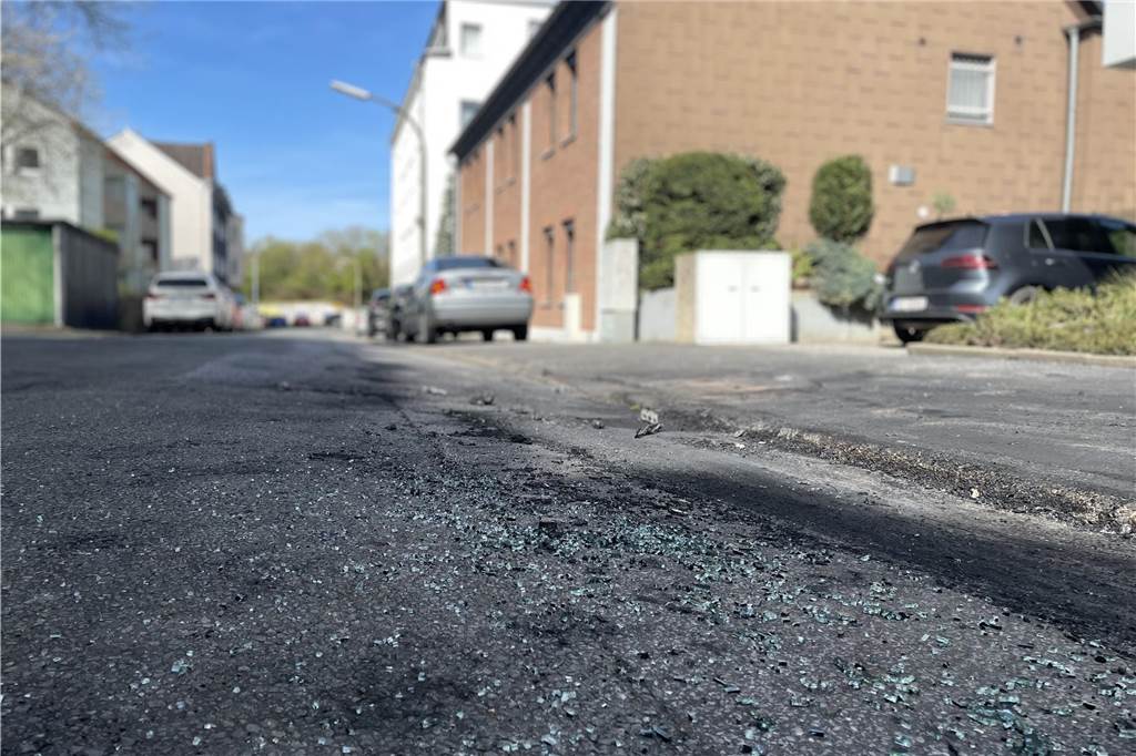 PKW-Brand in Marten: Schaden wird auf 30.000 Euro geschätzt An der Steinhammerstraße brannte ein Auto, an der Brandstelle liegen zahlreiche Glassplitter.