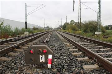 Auf der Strecke zwischen dem Bahnübergang Südkamener Straße und dem Bahnhof Kamen liegen zwölf Weichen. Diese führen auf Überholspuren, damit schnelle Intercitys langsame Regionalzüge überholen können.