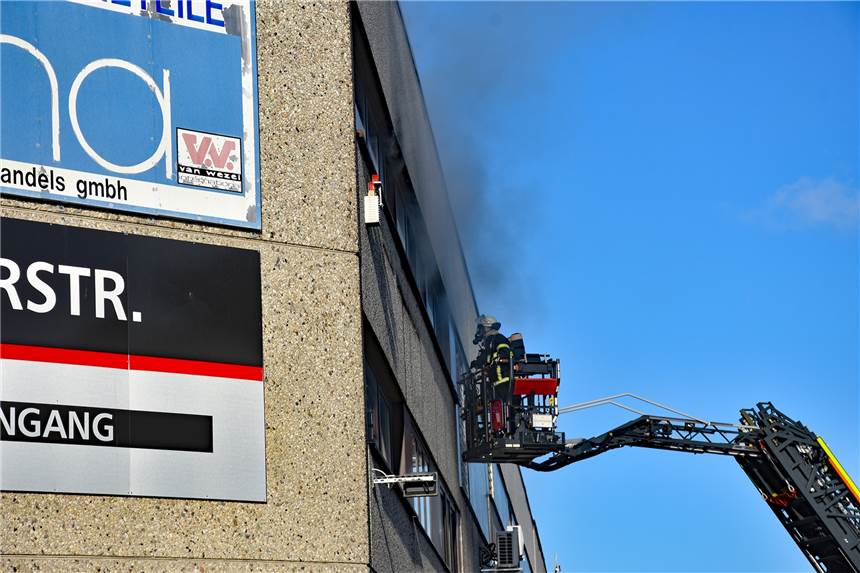 Brand in Gewerbekomplex: Feuerwehr-Einsatz erfordert großen Aufwand Auf der Suche nach dem Brandort, setzte die Feuerwehr auch eine Drehleiter ein, um in das Gebäude zu gelangen.