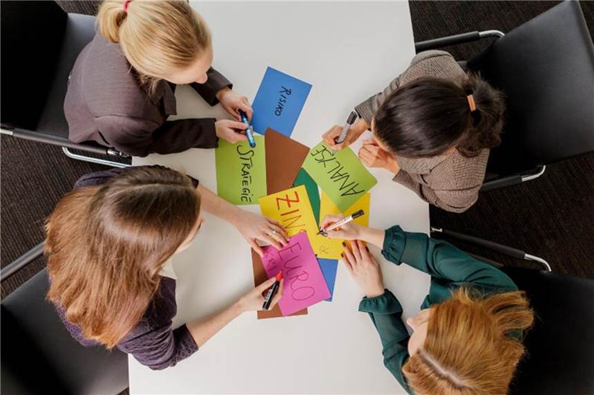 Auf der Suche nach neuen Ideen kann Brainstormen in der Gruppe helfen. Foto: Monique Wüstenhagen