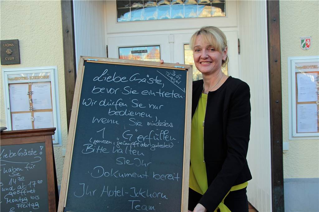 Corona-Kontrolle in Werner Gastronomie: „Die Herrschaften zeigen stolz ihren Booster-Impfnachweis“ Auf der Tafel steht geschrieben, welche Regeln bei Ickhorn gelten. Nämlich 3G.