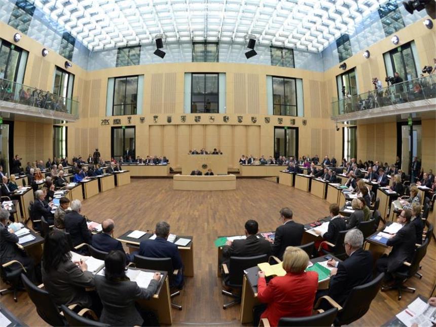 Bundesrat billigt Atommüll-Endlagerkommission Auf der Tagesordnung der Länderkammer steht auch das Vorhaben, das Adoptionsrecht für eingetragene Lebenspartnerschaften zu erweitern. Foto: Rainer Jensen