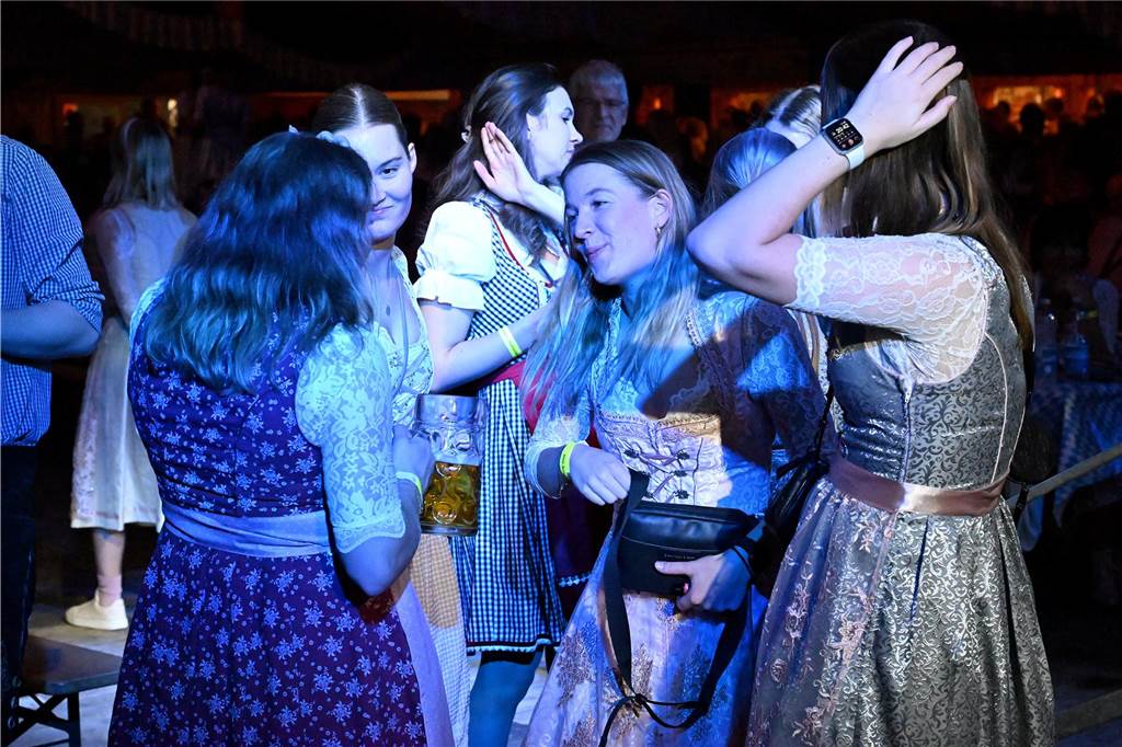 Frauengruppe auf der Tanzfläche