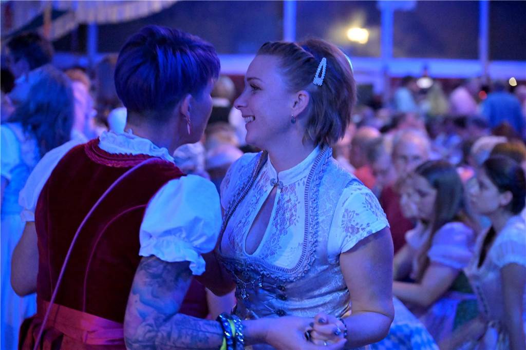Zwei Frauen, die sich auf der Tanzfläche unterhalten