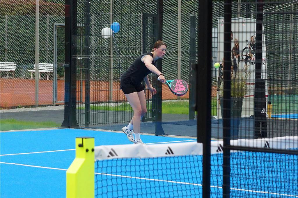 Auf der Tennisanlage des TuS Elch in Holzwickede steht jetzt auch die Padel-Tennis-Anlage des Betreibers Padel Hood.