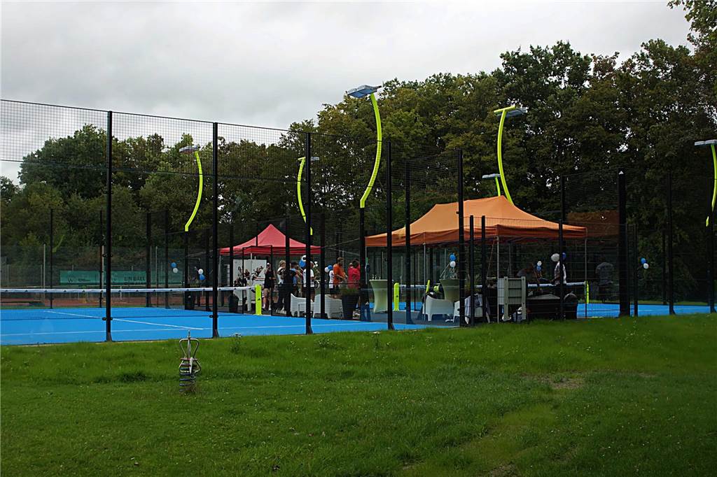 Auf der Tennisanlage des TuS Elch in Holzwickede steht jetzt auch die Padel-Tennis-Anlage des Betreibers Padel Hood.
