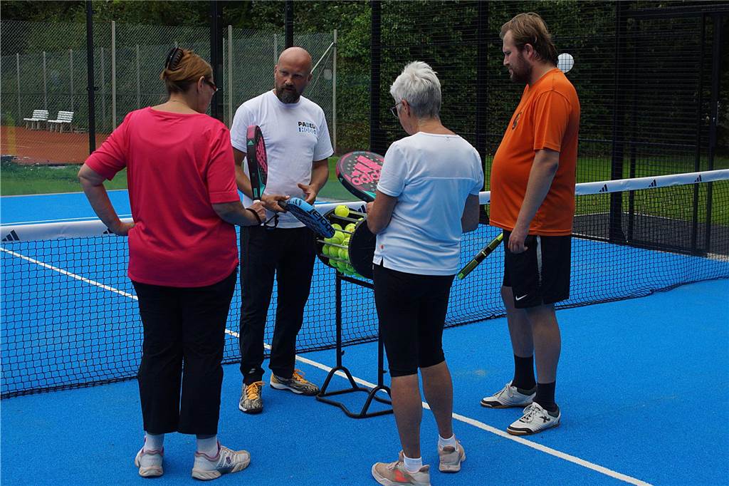 Auf der Tennisanlage des TuS Elch in Holzwickede steht jetzt auch die Padel-Tennis-Anlage des Betreibers Padel Hood.