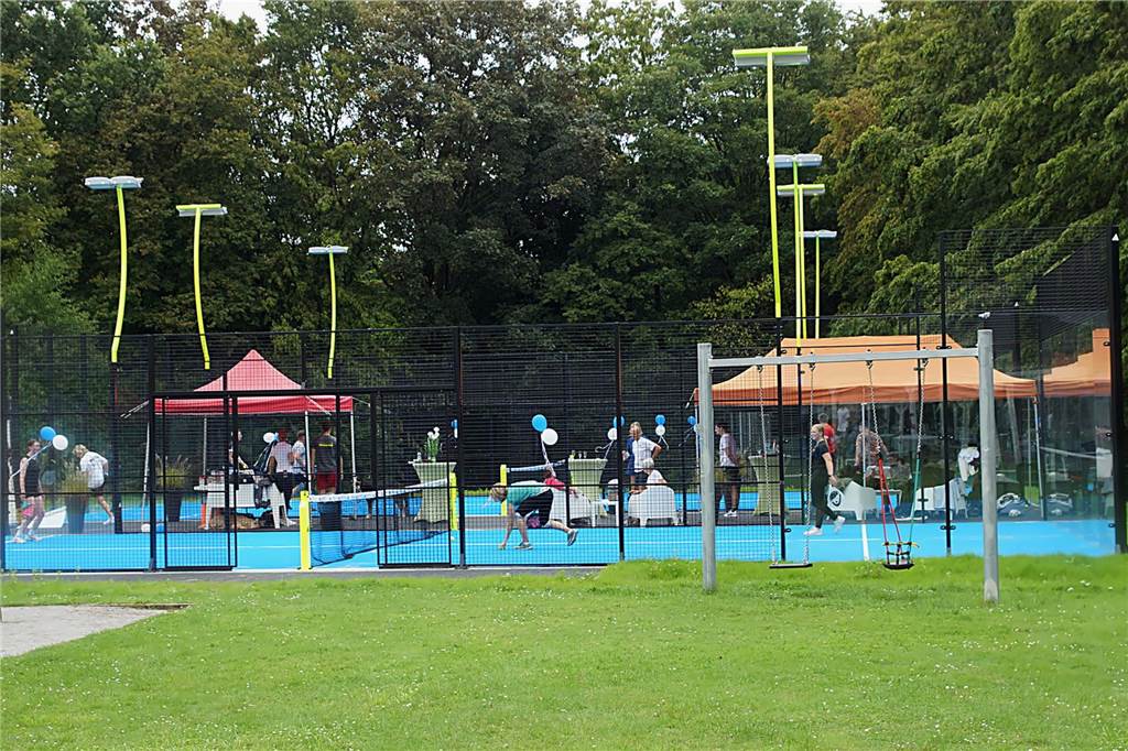 Auf der Tennisanlage des TuS Elch in Holzwickede steht jetzt auch die Padel-Tennis-Anlage des Betreibers Padel Hood.