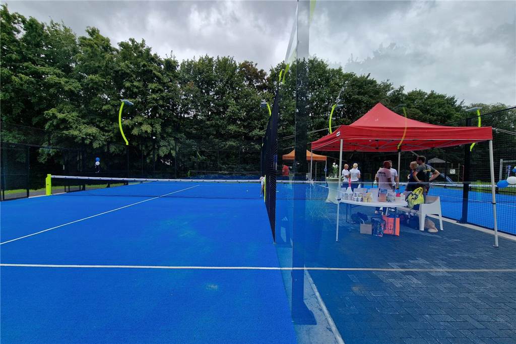 Auf der Tennisanlage des TuS Elch in Holzwickede steht jetzt auch die Padel-Tennis-Anlage des Betreibers Padel Hood.