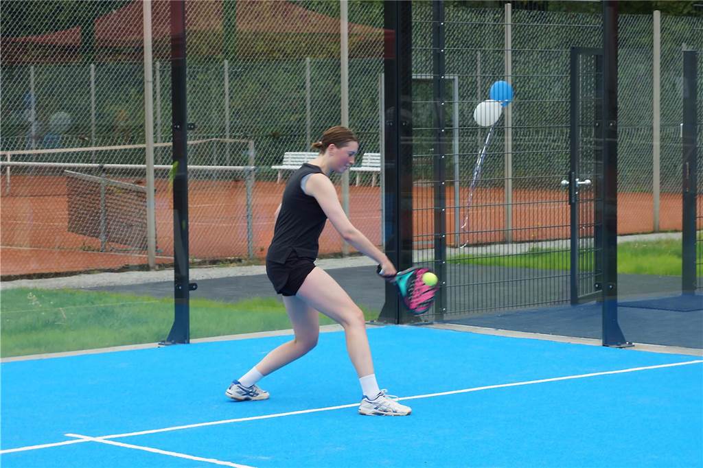 Auf der Tennisanlage des TuS Elch in Holzwickede steht jetzt auch die Padel-Tennis-Anlage des Betreibers Padel Hood.