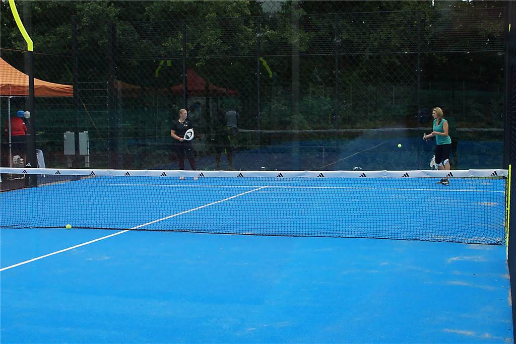 Auf der Tennisanlage des TuS Elch in Holzwickede steht jetzt auch die Padel-Tennis-Anlage des Betreibers Padel Hood.