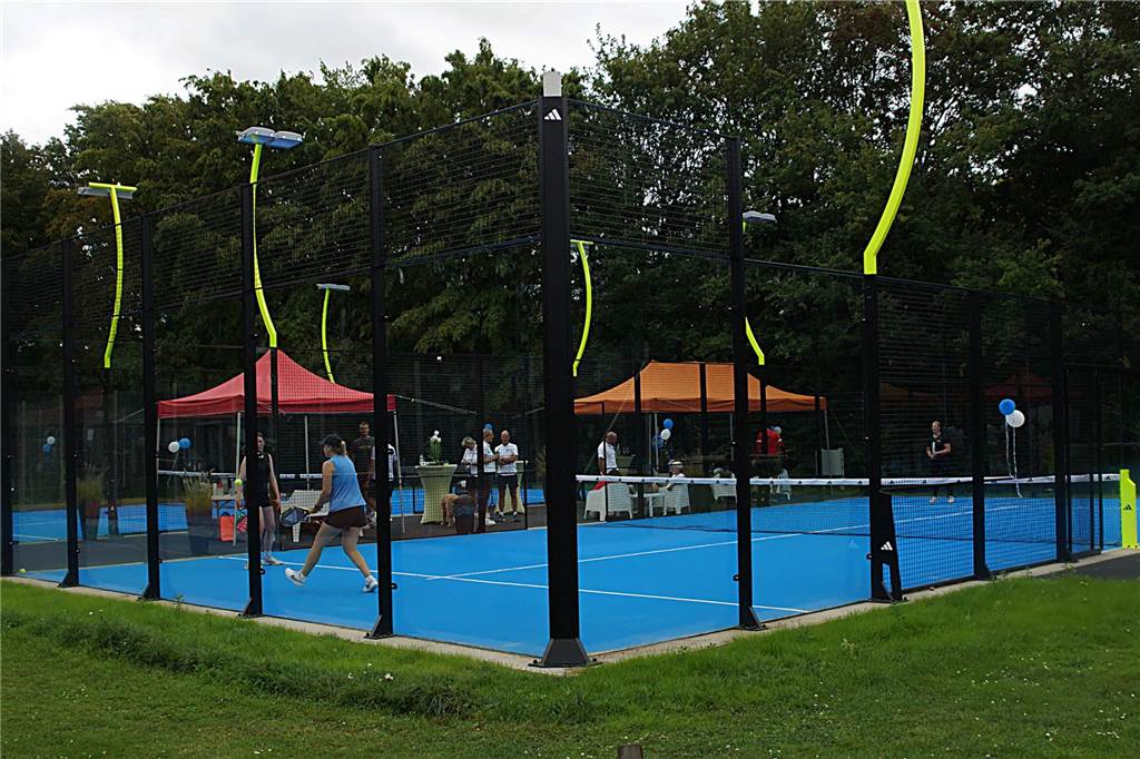 Auf der Tennisanlage des TuS Elch in Holzwickede steht jetzt auch die Padel-Tennis-Anlage des Betreibers Padel Hood.