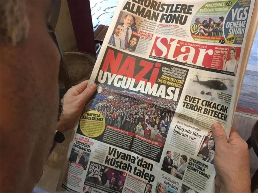 Merkel betrübt über Erdogans Nazi-Vergleich Auf der Titelseite der türkischen regierungsnahen Zeitung "Star" ist ein Foto vom Auftritt Erdogans zu sehen, darüber steht: "Nazi-Praxis". Foto: Linda Say