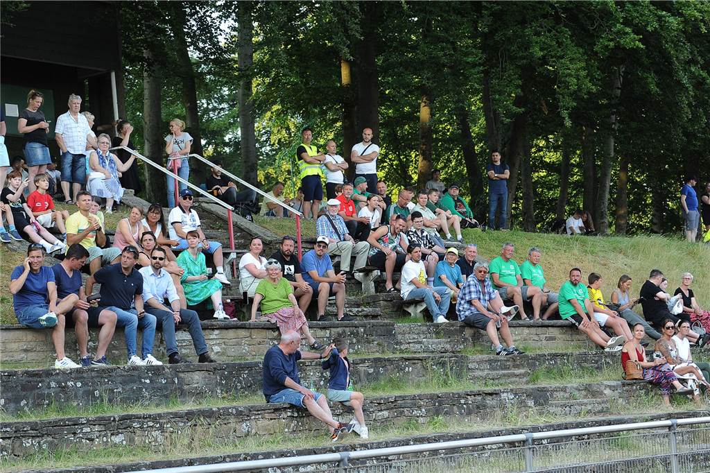 Überragend! Eintracht Ergste ist so gut wie am Ziel: C-Junioren feiern 6:0-Party in Wetter Auf der Tribüne der Sportplatzanlage am Harkortberg war der Anhang der SG Eintracht Ergste stark vertreten.