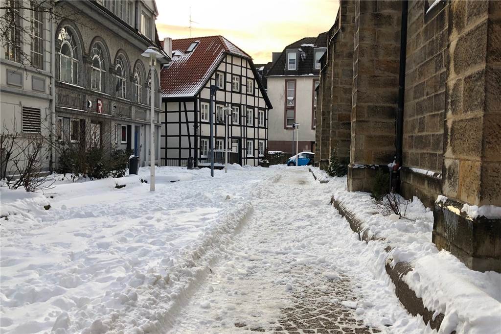 Schneebretter rutschen von Lambertus-Kirche / Vorab-Warnung vor Glatteis Auf der unteren Bildhälfte ist der geräumte und gestreute Weg neben der Lambertus-Kirche gut zu erkennen.