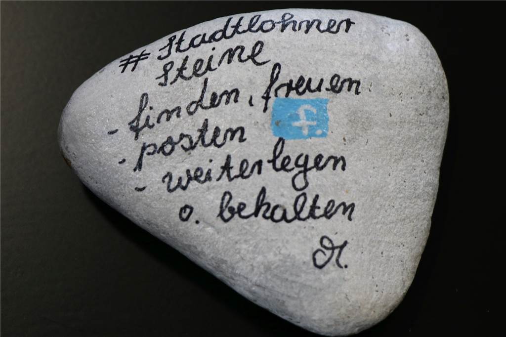 Bunte Steine sind Facebook-Trend und bereiten nicht nur Findern Freude Auf der Unterseite der Steine sehen die Finder meist, wo sie die ihren Fund posten können.
