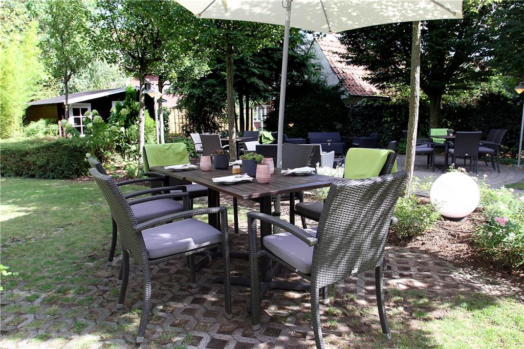 Große Übersicht: Das sind die schönsten Biergärten in Werne Gartenterrasse des Hotels am Kloster