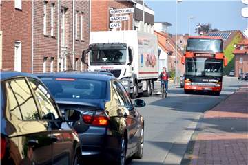 Auf der Wessumer Straße in Ahaus wird es gerade zu den Stoßzeiten sehr eng. Neue Konzepte sollen vor allem den Radfahrern zugutekommen.