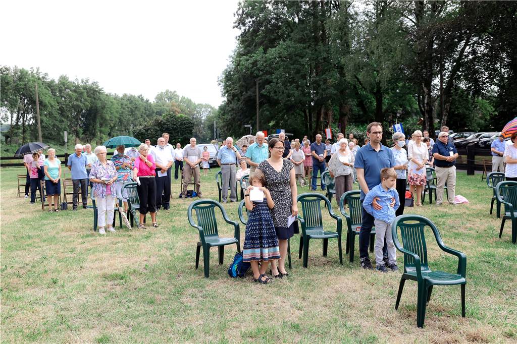 Gemeinde begrüßt neues Pastoralteam feierlich (mit Fotostrecke) Auf der Wiese neben der Feldhausener Kirche konnten die Gläubigen gut die Abstände einhalten.