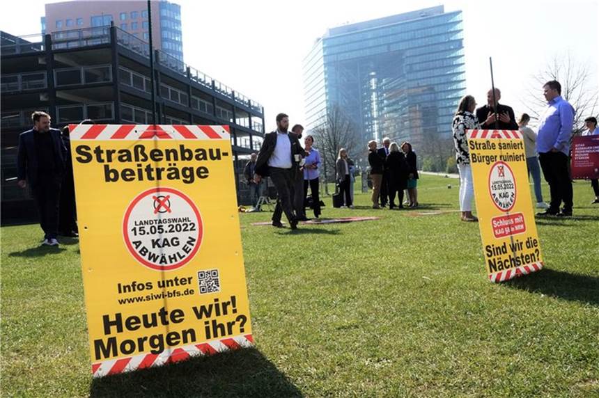 Ende der Straßenbaubeiträge eingeleitet: Wie es jetzt weiter geht Auf der Wiese vor dem NRW-Landtag sind Plakate gegen die Straßenbaubeiträge aufgestellt.