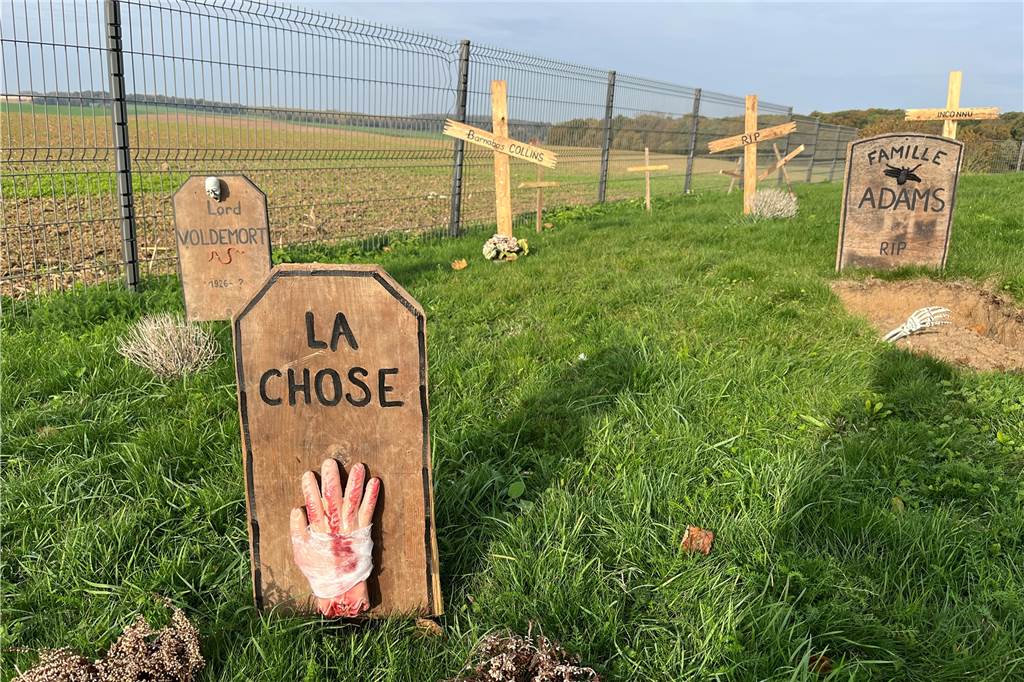 Halloween in Frankreich: Uralte Mühle wird zum Grusel-Schauplatz Auf der Wiese vor dem Steinturm sind scheinbar viele Menschen begraben worden.