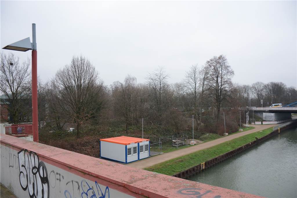 So sehen die Pläne für den neuen Sportpark am Kanal in Dorsten aus Auf der zugewachsenen Fläche zwischen Bundesstraße (hinten im Bild) und Petrinum-Parkhaus (links) soll ein Sportpark mit Grünfläche entstehen.