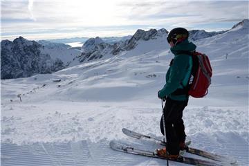 Auf der Zugspitze sind die Pisten in idealem Zustand. Hier liegen derzeit drei Meter Schnee. Foto: Angelika Warmuth/dpa/Archiv