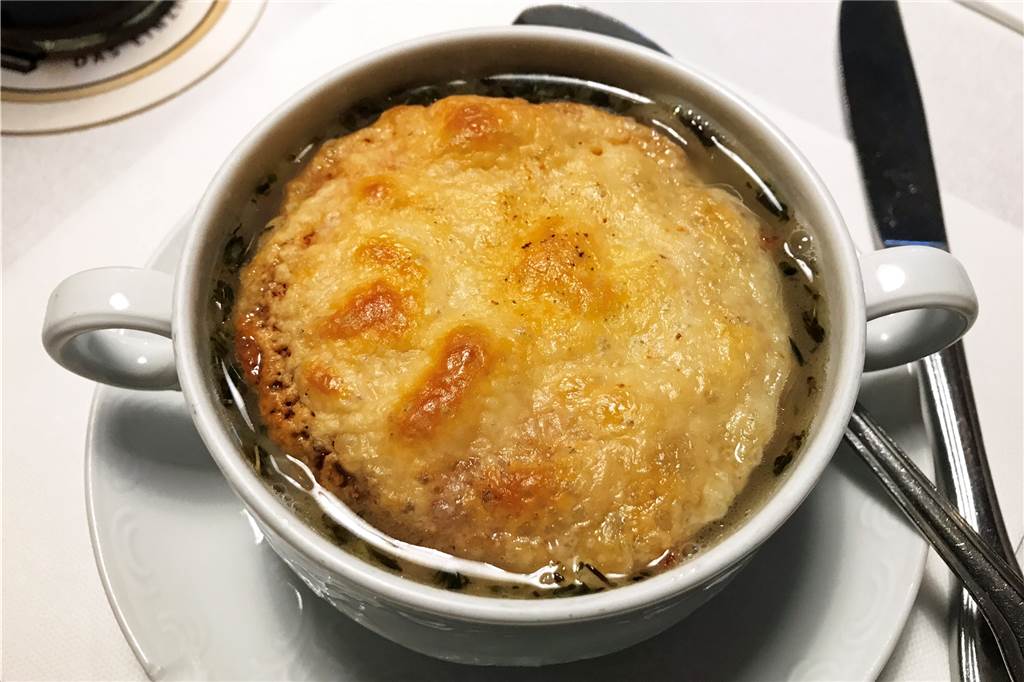 Perfekt für Familien: Gut-bürgerliche Küche und magenfüllende Portionen im Landgut Ritter Auf der Zwiebelsuppe schwimmt ein großer Käse-Crouton.
