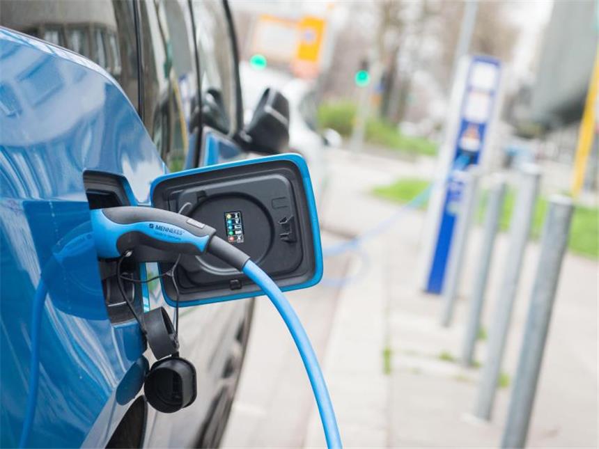 Für E-Autos mehr als 10 500 Ladepunkte in Deutschland Auf deutschen Straßen sind bislang vergleichsweise wenig E-Autos unterwegs. Foto: Lino Mirgeler/dpa
