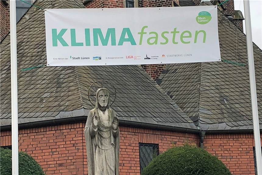 Klimafasten in Lünen: Geld sparen und und gleichzeitig Klima schützen Auf die Aktion Klimafasten macht auch ein Transparent an der Lüner Marienkirche aufmerksam. Wegen der Pandemie finden die Veranstaltungen Online statt.