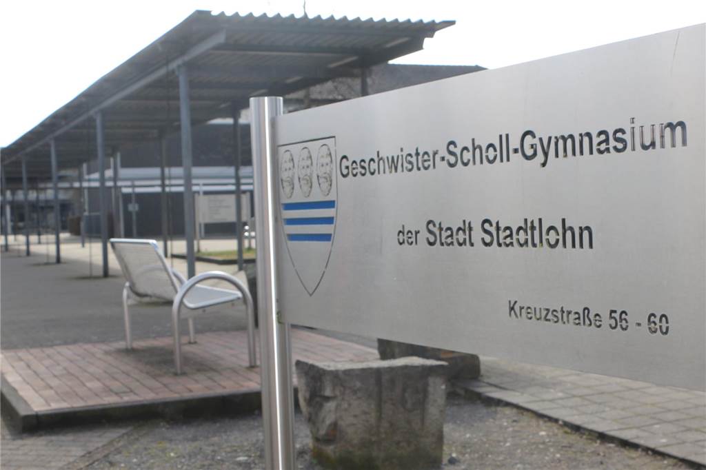 Stadtlohner Gymnasium kann dauerhaft vierzügig planen das Schild am Gymnasium