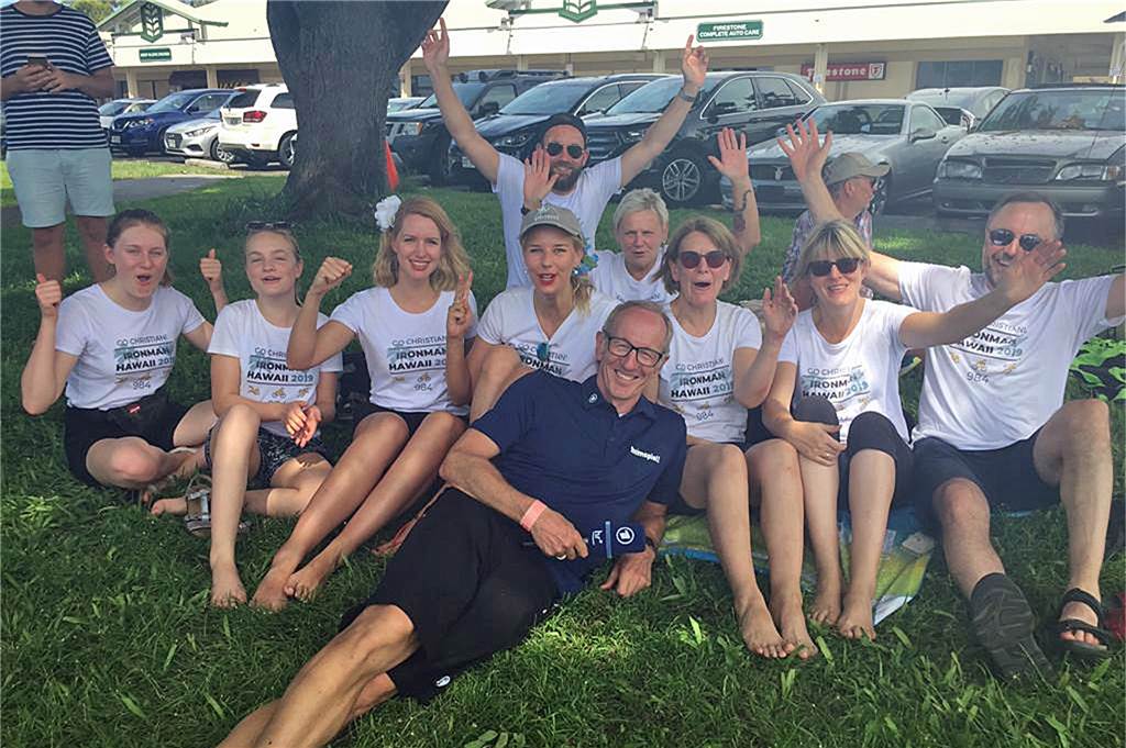 WM mit kleinen Hindernissen: Ironman-Finisher trotzt Plattfüßen und Energiedefizit Auf die engagierte Gruppe um den Wessumer Sportler wurde auch die ARD mit Reporter Ralf Scholt aufmerksam.
