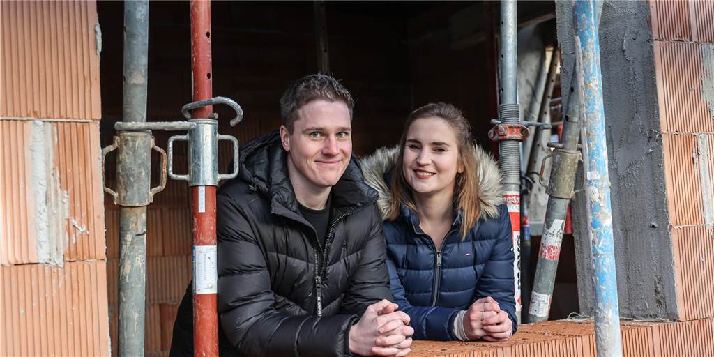 Weil der Keller fehlt: Lisa und Chris müssen Stauraum andernorts schaffen Auf die Fenster warten Lisa König und Chris Kremer weiterhin. Ansonsten aber ist ihre Doppelhaushälfte in Dortmund-Brechten im Rohbau fertig und sie machen sich schon fleißig Gedanken darüber, wie sich das Wohnen in ihrem neuen Zuhause gestalten lässt. Aktuell denken sie darüber nach, wo und wie sie all ihre Sachen am besten verstauen können. Einen Keller gibt es schließlich nicht.