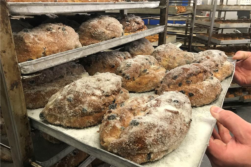 Bäckerei Kanne verrät Rezept und Tipps für den perfekten Christstollen Auf die gebackenen Stollen kommt nach der Abkühlphase noch Puderzucker.