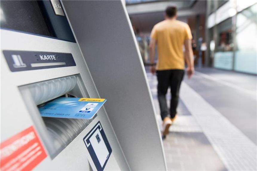 Auf die Girokarte sollten Bankkunden gut acht geben. Geht sie verloren und jemand hebt Geld vom Konto ab, bleiben sie mitunter auf diesem Schaden sitzen. Foto: Franziska Gabbert