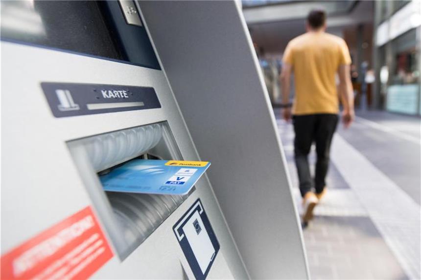 Girokarte sperren ist ohne Kontonummer schwierig Auf die Girokarte sollten Bankkunden gut achtgeben. Geht sie verloren und jemand hebt Geld vom Konto ab, bleiben Verbraucher mitunter auf diesem Schaden sitzen. Foto: Franziska Gabbert