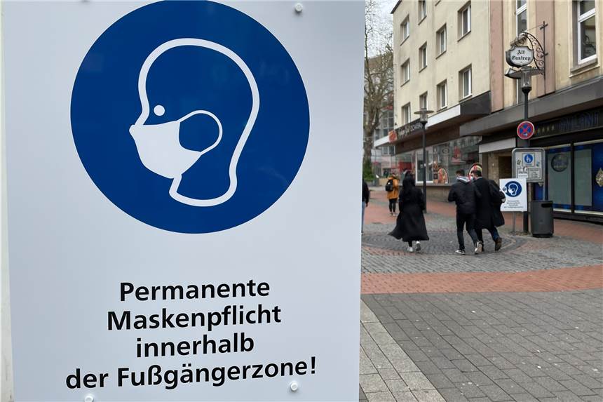Maskenpflicht in Castrop-Rauxel bleibt - kleine Änderungen treten in Kraft Auf die Maskenpflicht in der Castroper Altstadt wird an den Zugängen der Fußgängerzone hingewiesen.