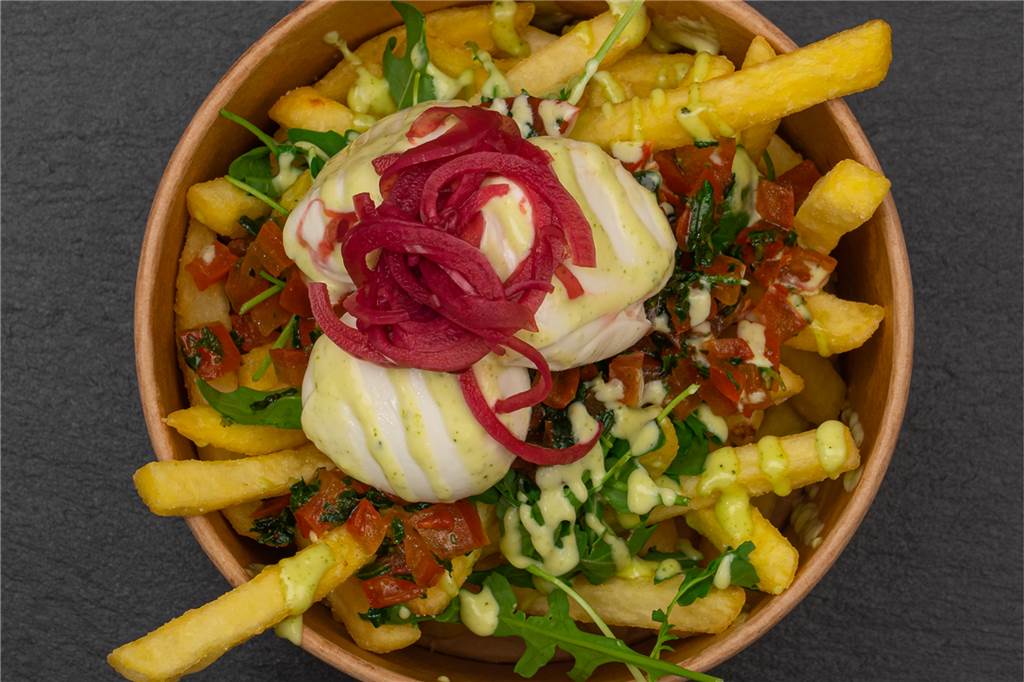 Fritten-Imbiss „Le Frit“ in Vreden: Eröffnungstermin steht endlich fest Auf die Pommes kommen verschiedene Garnituren, in diesem Fall zum Beispiel Büffelmozarella, Zwiebeln, Rucola, Tomatensalsa und Soßen.