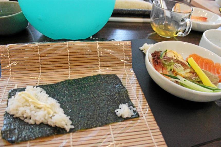 Japan-Küche im Selbstversuch: So geht Sushi Auf die richtige Menge Reis kommt es an, damit am Ende die Makis auch gut aussehen.