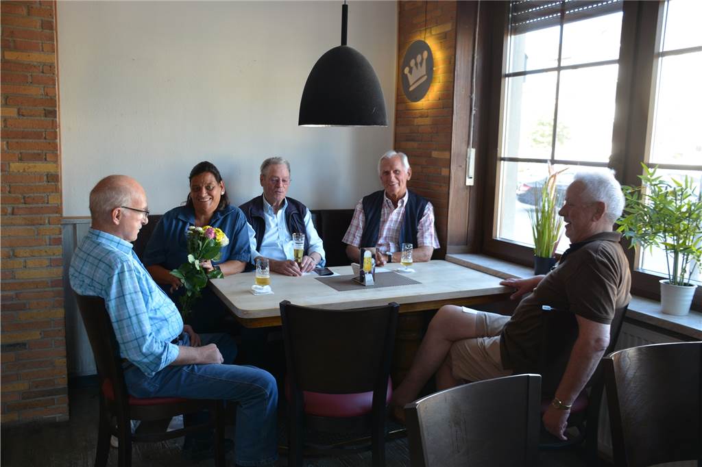 „Totgesagte leben länger!“ Wirtin im „Georgseck“ feiert Jubiläum mit Freibier Stammtisch in der Gaststätte Georgseck