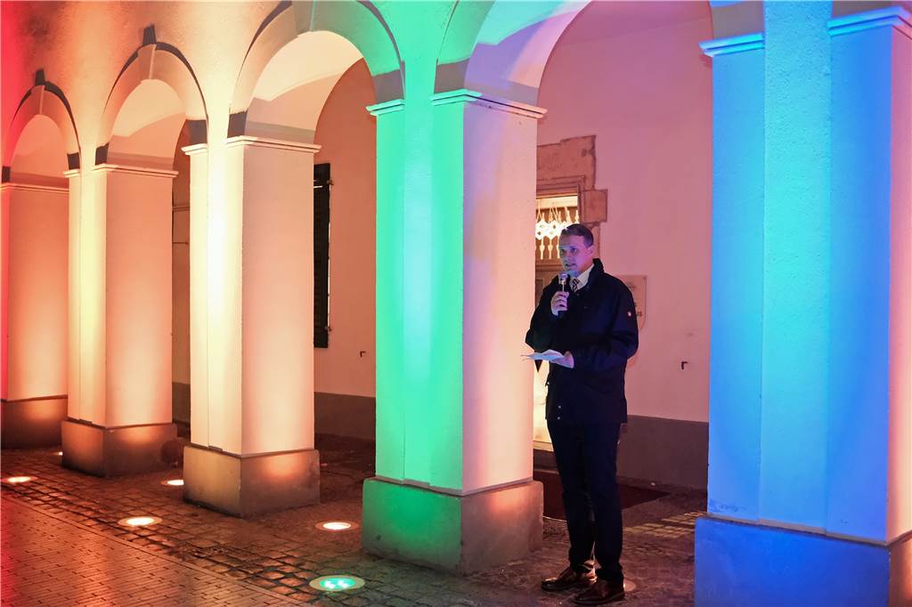 Toleranz, Menschenwürde, Vielfalt und Miteinander standen im Fokus Auf die Würde des Menschen ging auch Bürgermeister Tobias Stockhoff in seiner Rede vor dem bunt beleuchteten Rathaus ein.