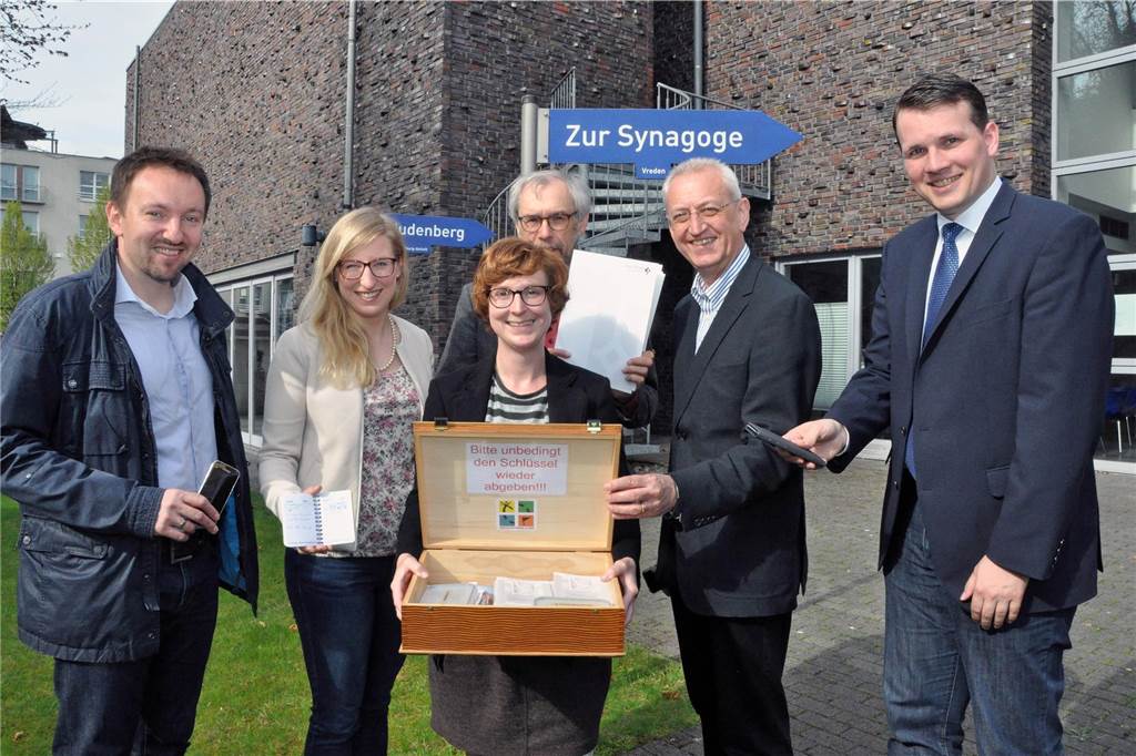 Tobias Stockhoff hat seine langjährige Freundin geheiratet Gruppenbild mit Tobias Stockhoff und Monika Heisterklaus
