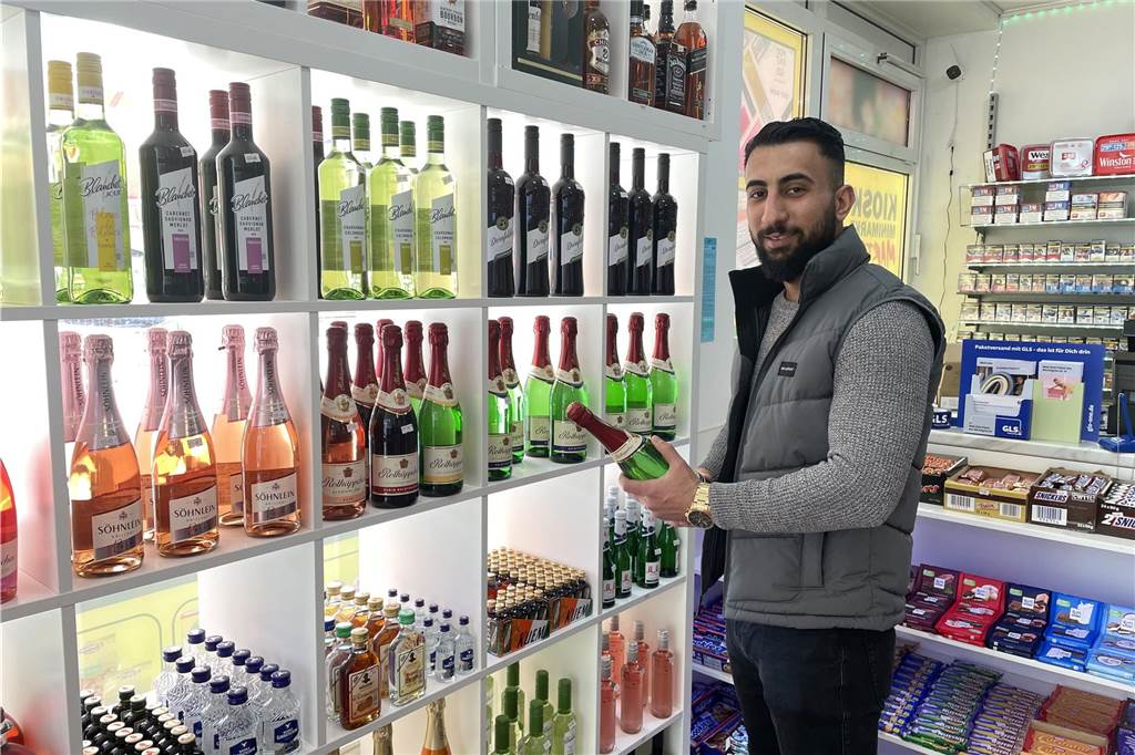 Khalaf Alhamo eröffnet einen neuen Mini-Markt in Marten Khalaf Al hamo ist der Betreiber des neuen Kiosks und Mini-Markts in Dortmund-Marten.