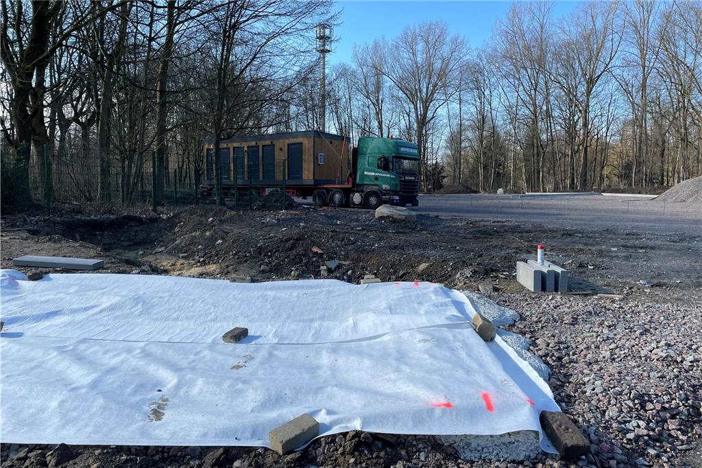 Neuer Wohnmobilplatz im Revierpark: Sanitärgebäude kommt „geflogen“ Mit einer Plane ausgelegte weiße Fläche kennzeichnet den Standort des künftigen Sanitärgebäudes auf dem Wohnmobilplatz in Wischlingen.